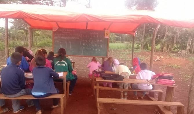 Alumnos que dan clases bajo carpas urgen respuestas del MEC