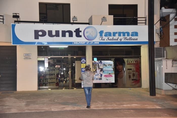 Hombre se hace pasar por cliente y asalta una farmacia