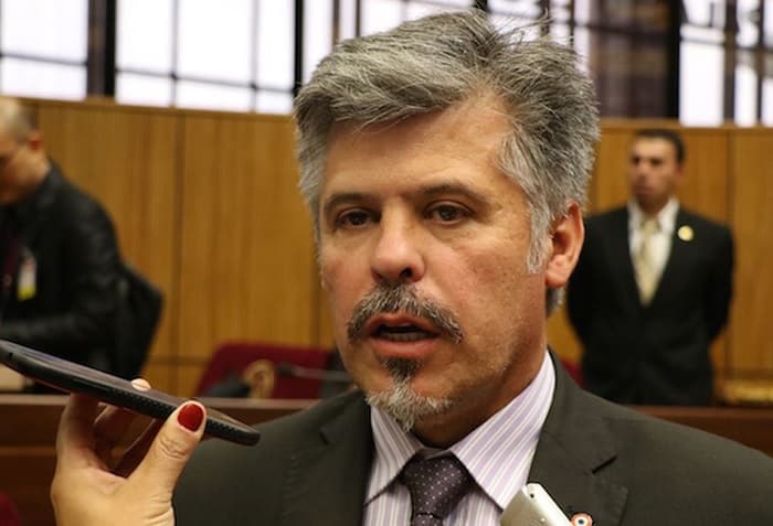 Ministro de Senad explica contratación millonaria de joven sin título