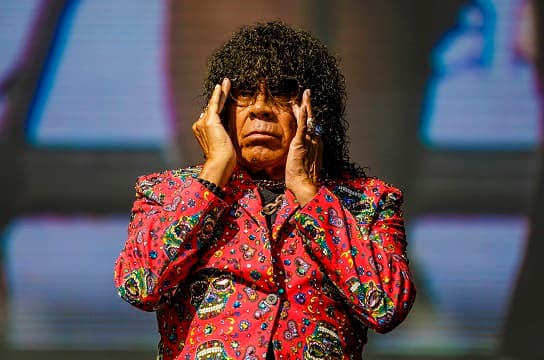 Suspenden concierto de La Mona Jiménez por incidentes