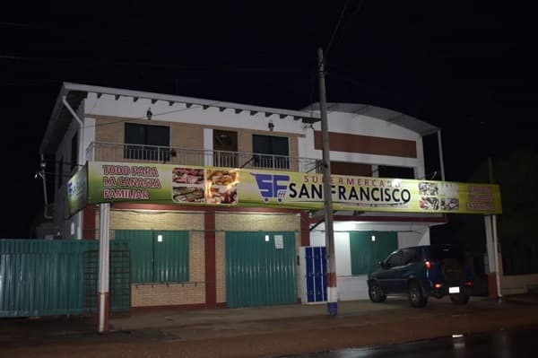 Delincuentes toman de rehén a clientes y asaltan local en Pirayú