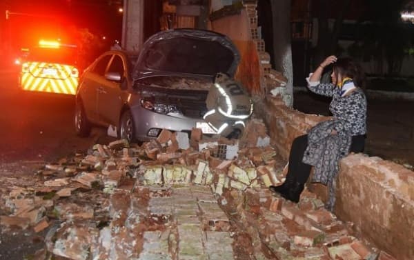 Automovilista se lleva por delante muralla de comisaria