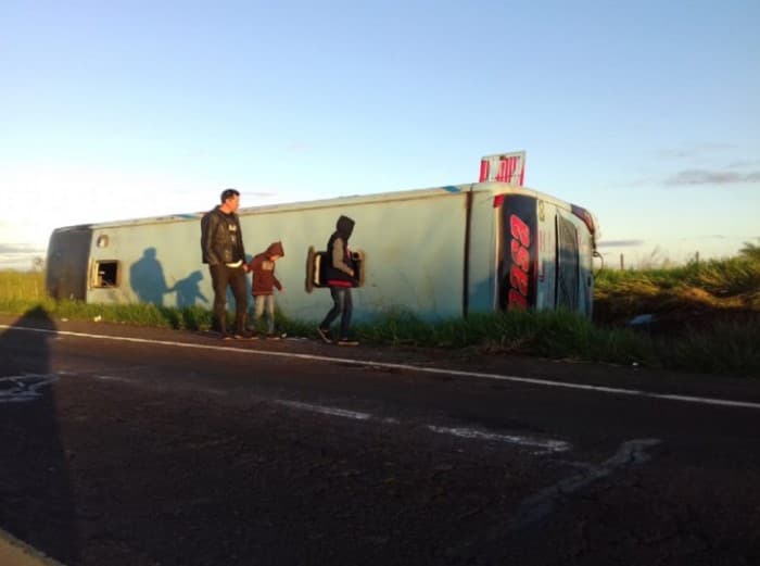 Bus vuelca a causa de caballo y deja heridas