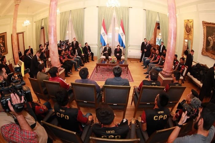 Mario Abdo regala indumentarias deportivas al Sport Puerto Diana