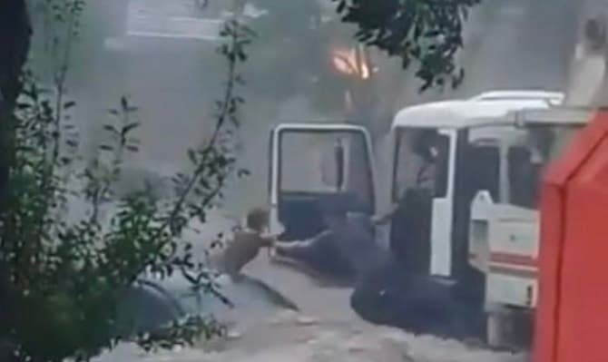 Camionero rescata a pareja extranjera y a mascotas durante temporal en Asunción