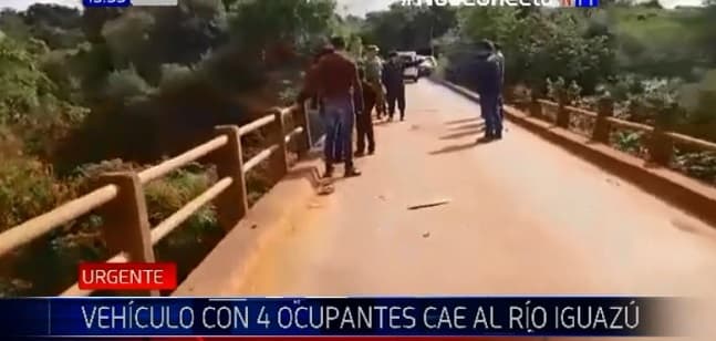 Auto cae a río con varios ocupantes en su interior