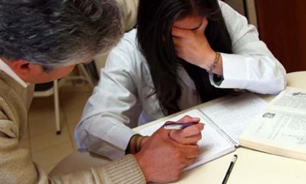 Director de colegio es denunciado por abuso de varias alumnas