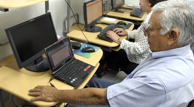 Brindan oportunidad laboral a personas mayores de 60 años