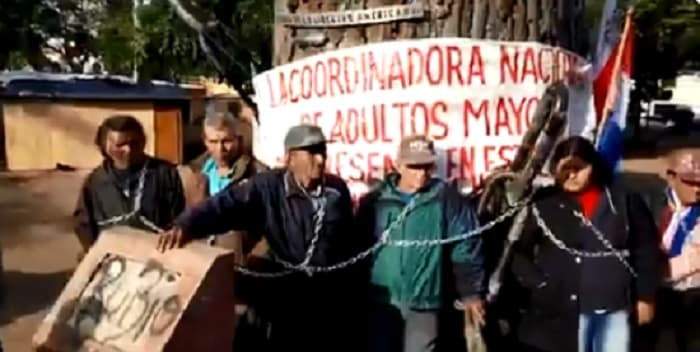 Adultos mayores se encadenan exigiendo pensión alimentaria