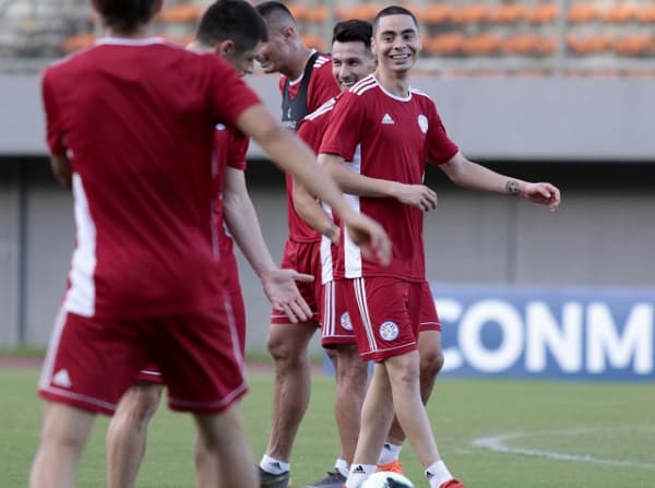 La Albirroja se enfrenta a Colombia este domingo