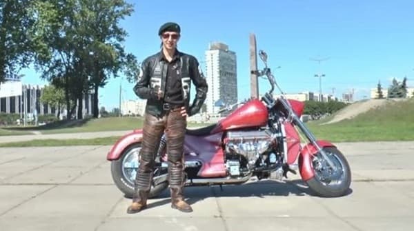 Youtuber muere al conducir motocicleta con los pies