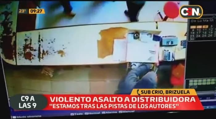 Hombres armados asaltan local comercial