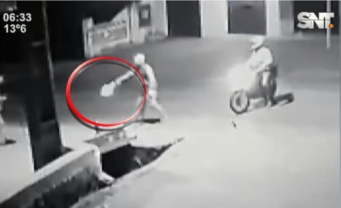 Motoasaltantes balean a hombre en parada de buses