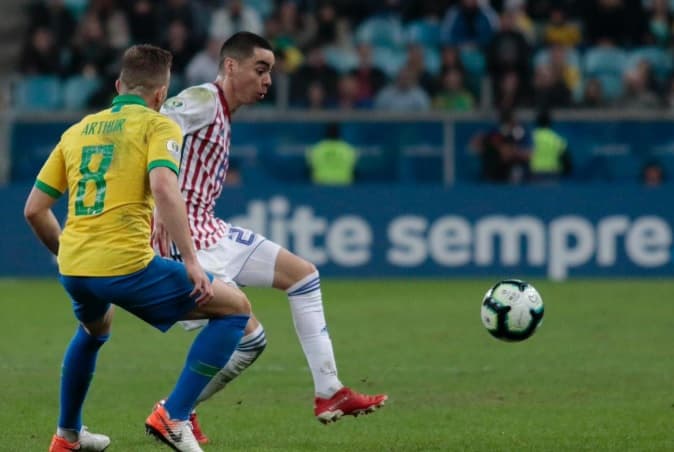 Brasil sufre ante Paraguay, pero vence en penales