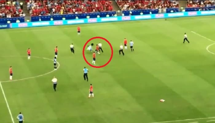 Chileno agrede a invasor de cancha