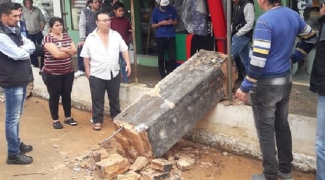 Mujer muere aplastada tras derrumbe de pilar