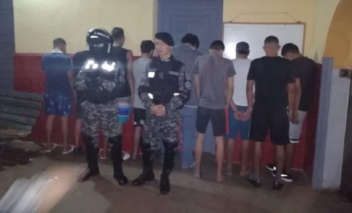 Detienen a más de 20 jóvenes tras allanamiento en refugio