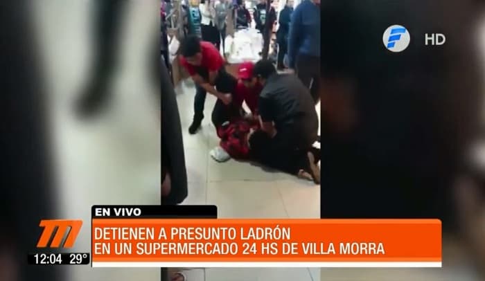 Guardias luchan contra un joven que se apoderó de una botella de whisky