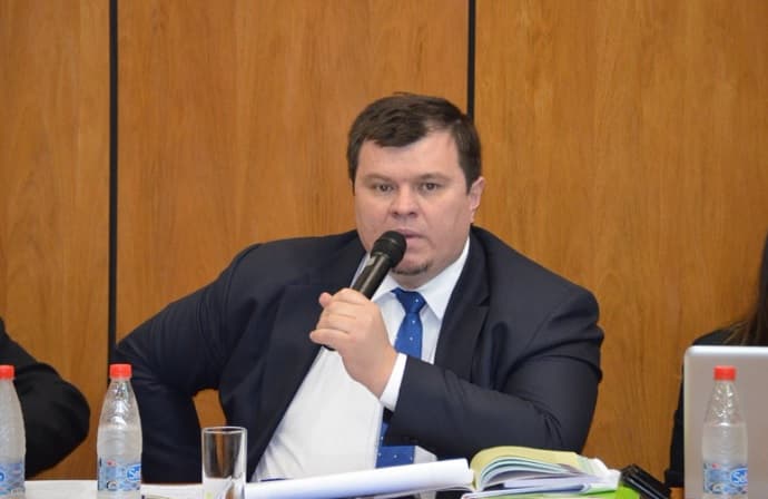 Senador Amarilla causa controversia con mensajes violentos