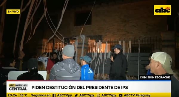 Escrachan y exigen renuncia a titular del IPS