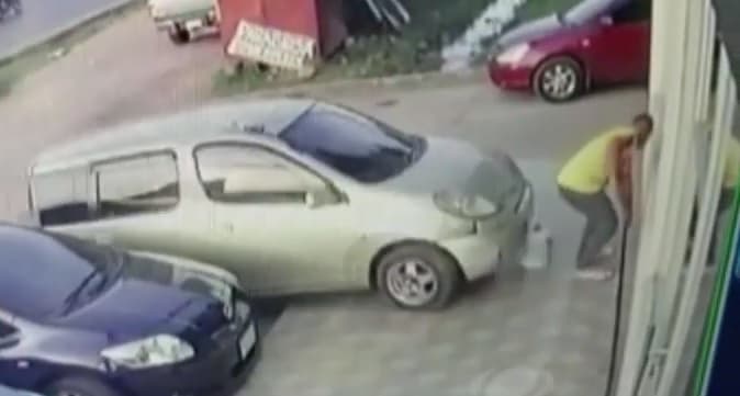 Conductora atropella a un hombre al tratar de estacionar