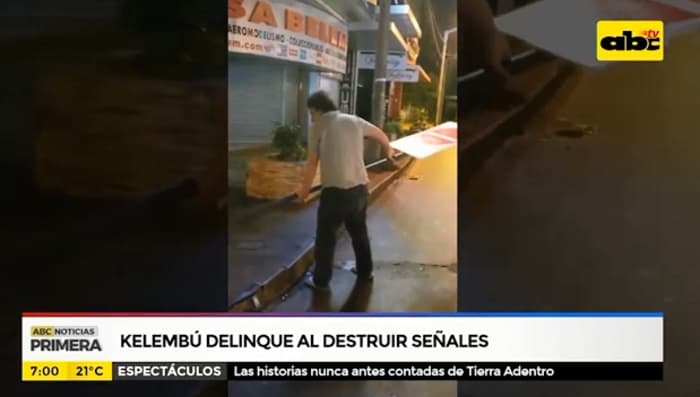 Kelembú destroza “en vivo” señales de tránsito