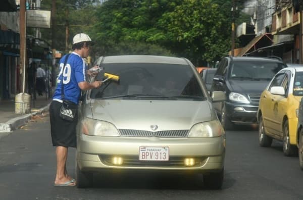 Policía se declara impotente ante limpiavidrios
