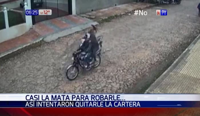Atacan a motociclista para robarle la cartera
