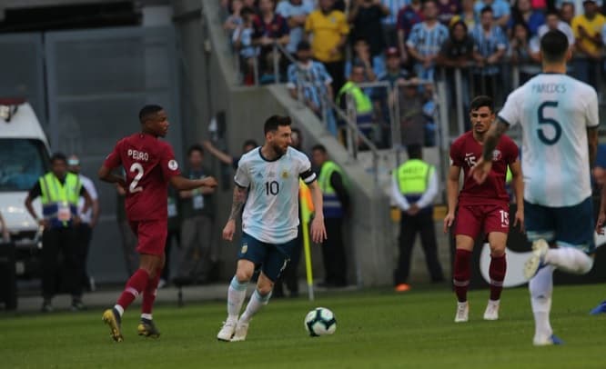 Argentina gana y clasifica a cuartos