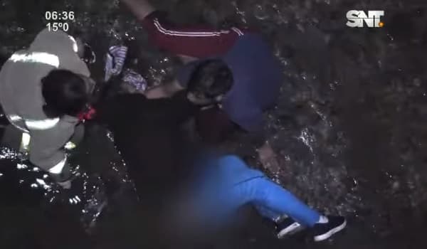 Rescatan a mujer que cayó al arroyo Mburicaó