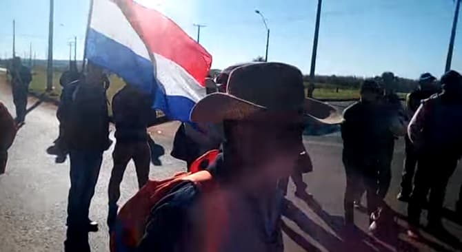 Labriegos cierran ruta por un precio justo de la mandioca