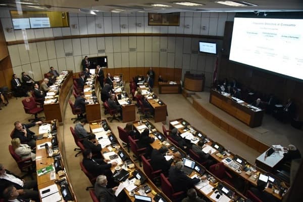 Aprueban nuevos impuestos a pedir de boca del Ejecutivo