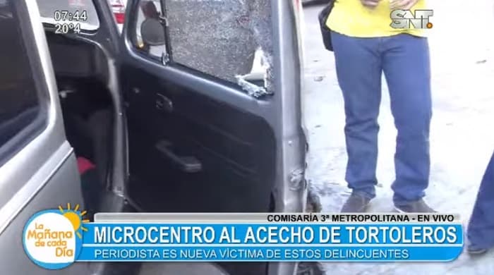 Tortoleros pelan vehículo de periodista
