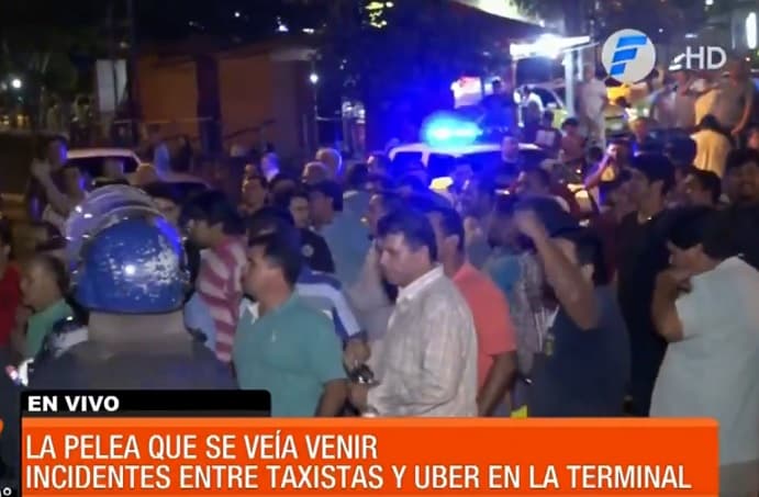 Taxistas declaran “guerra” a conductores de Uber