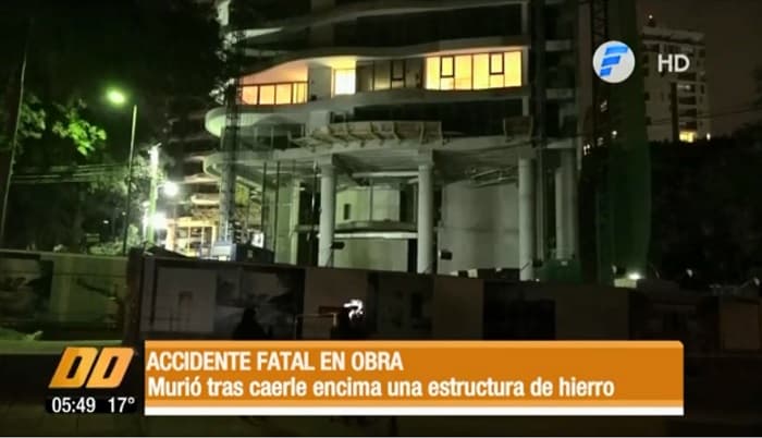 Mujer muere aplastada por puerta de hierro