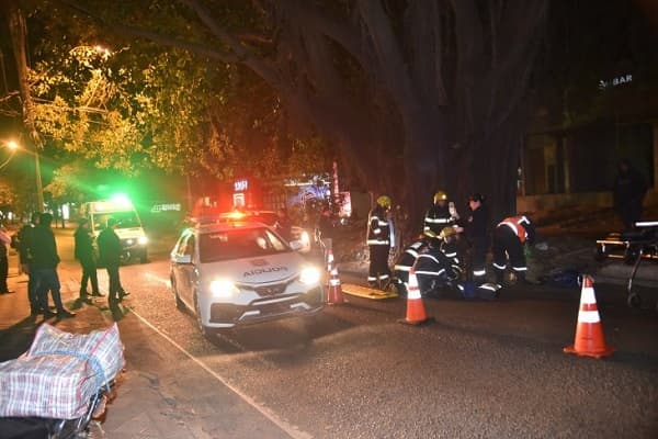 Motociclista muere al chocar contra un árbol sobre Mcal López