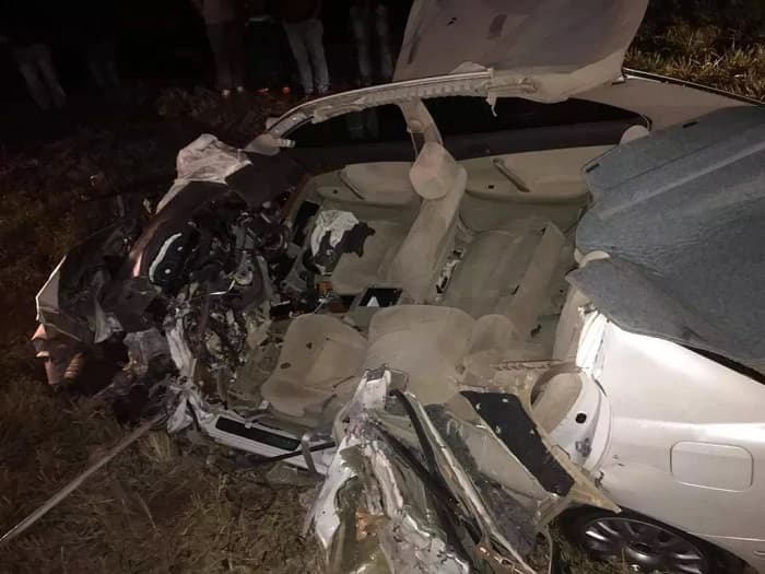 Conductor muere tras chocar contra camión de gran porte