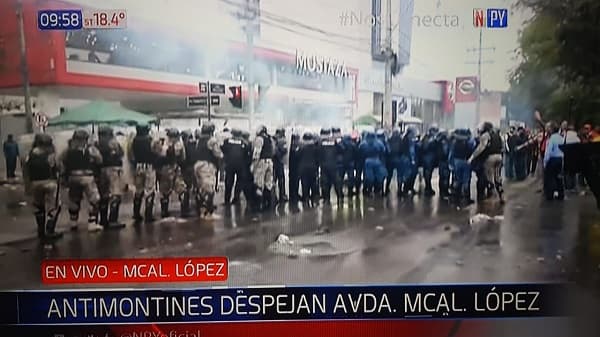 Policías y taxistas se enfrentan
