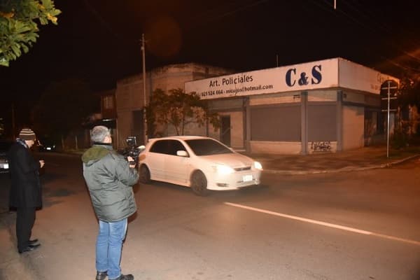 Asaltantes se llevan millonaria de suma de local de artículos policiales