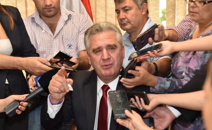 Bacchetta renuncia a liderazgo en la bancada oficialista en el Senado