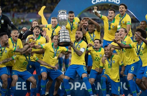 Mujer hincha totalmente desnuda por Brasil