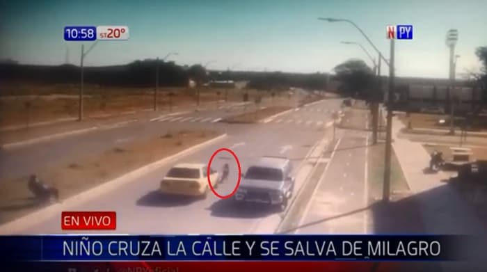 Niño logra salir ileso tras ser embestido por taxi