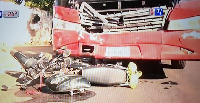 Motociclista muere tras embestir contra bus