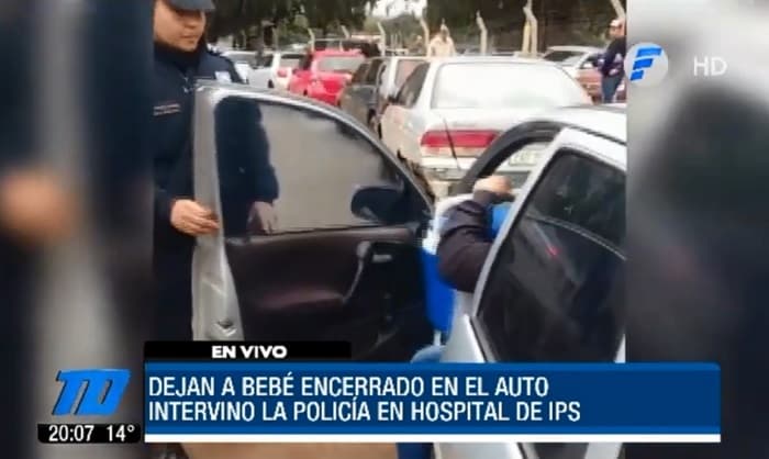 Padres dejan a bebé encerrado en auto estacionado