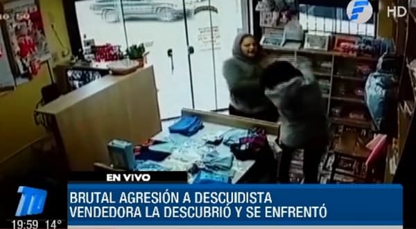 Descuidistas se trenzan a golpes con vendedora
