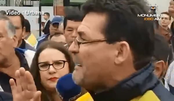 Trabajador de concesionaria daña taxis, denuncian