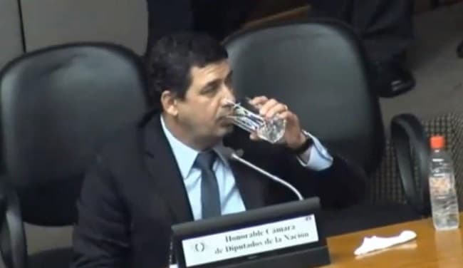 Velázquez se atornilla al cargo