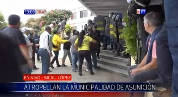 Taxistas atropellan la Municipalidad de Asunción