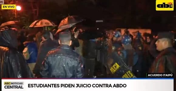 Reprimen a jóvenes manifestantes frente a Mburuvicha Róga