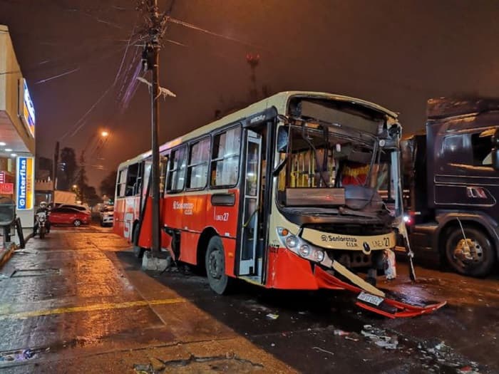 Choque de buses deja tres heridos en Asunción
